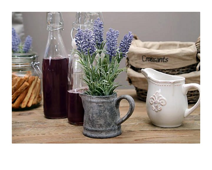 Delikatne kolory, dużo łagodnego kremu i pasteli oraz drewno i naturalne tkaniny