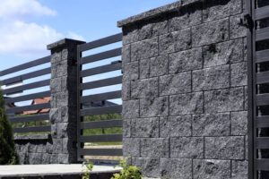 Polbruk_Antara II(4) Co pierwsze? Ogrodzenie czy podjazd – oto jest pytanie! Taras, alejki, przestrzenie zielone, podjazd, ogrodzenie, elementy małej architektury!