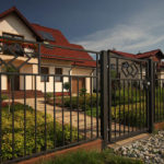 fot. Plast-Met_Systemy_Ogrodzeniowe_model_Opal Co najpierw: instalacje, podjazd czy ogrodzenie – jak zaplanować kolejność prac wokół domu?