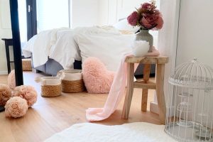 KiK_dekoracja_wiszaca_klatka_z_trzema_swiecznikami_na_tealighty Glamour to błysk i elegancja. Jesienne klimaty – ciepło i przytulność. Jesienne aranżacje z błyskiem glamour